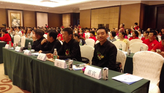 通發激光副董事長王小峰參加會議（右一）